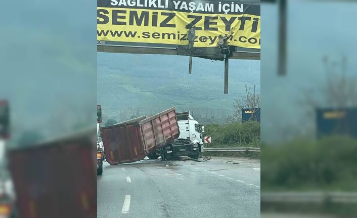 Damperi açılan tır üst geçide çarptı