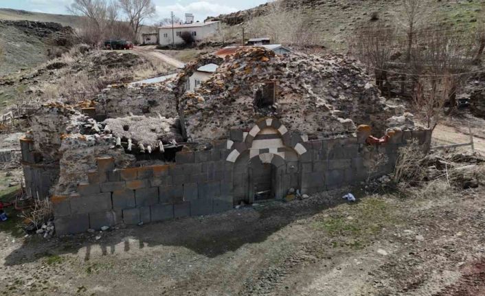 Definecilerin talan etti, asırlık kilise harabeye döndü