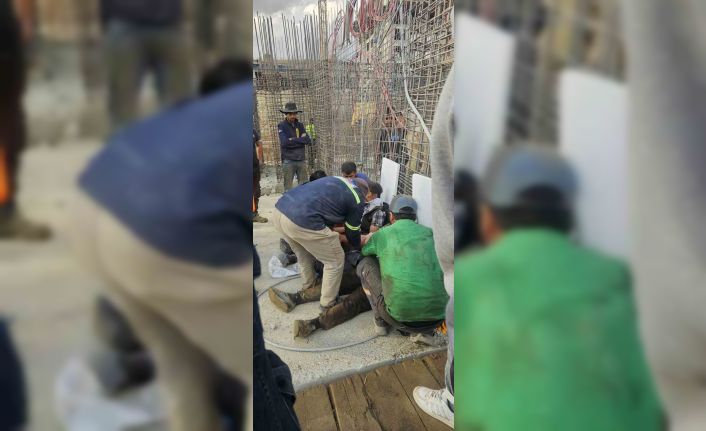 Demir beton kalıbı işçilerin üzerine düştü: 3 yaralı