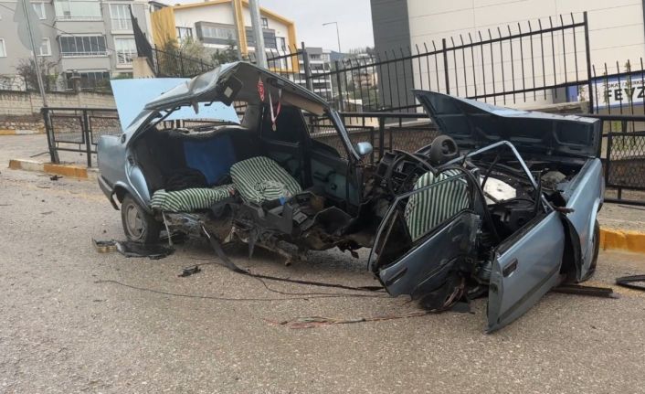 Demir korkuluğa çarpan Fiat Tofaş ikiye ayrıldı