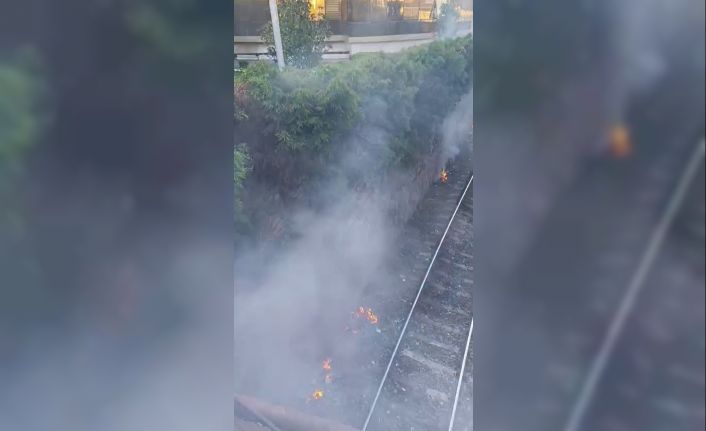 Demiryolunda yakarak temizlik çalışması vatandaşları tedirgin etti
