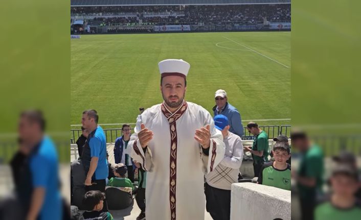 Denizlispor taraftarı, sarık ve cübbe giyip tribünde dua etti
