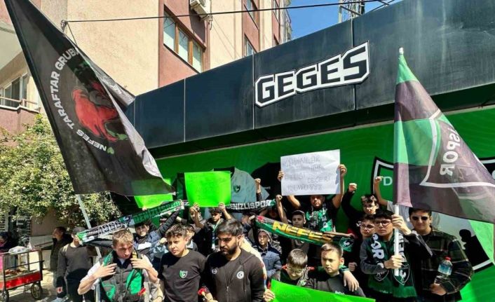 Denizlispor taraftarlarından kadınlara çiçek