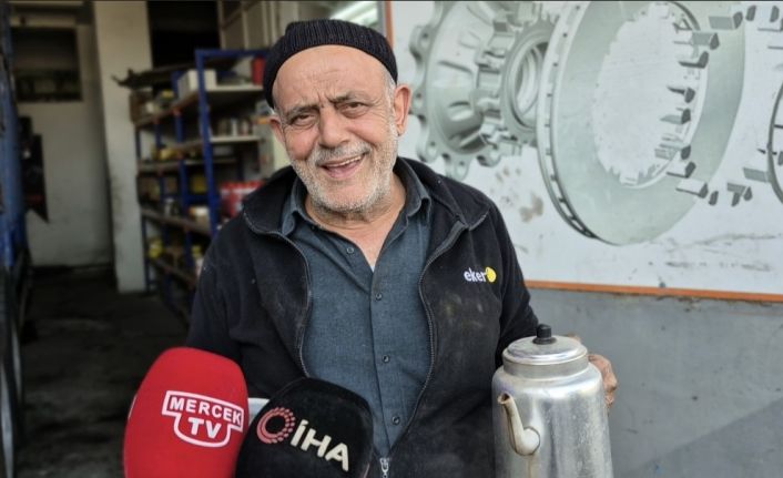 Depreme çay doldururken yakalandı, çaydanlıkla birlikte dışarı kaçtı