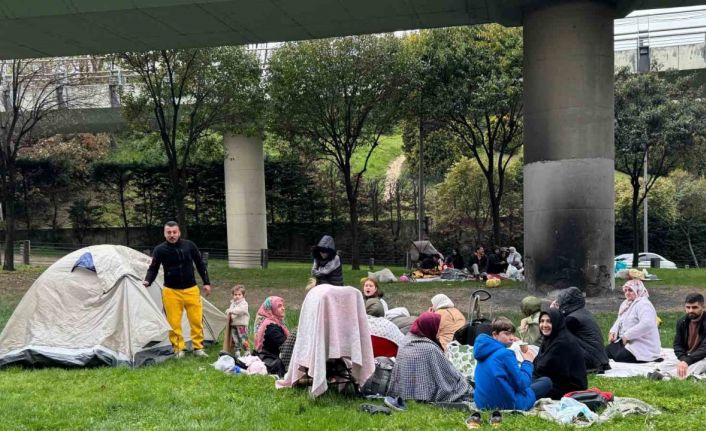 Depremin ardından vatandaşlar park ve bahçeleri doldurdu