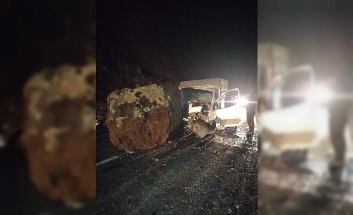 Dev kaya yoldan geçen araçların üzerine düştü