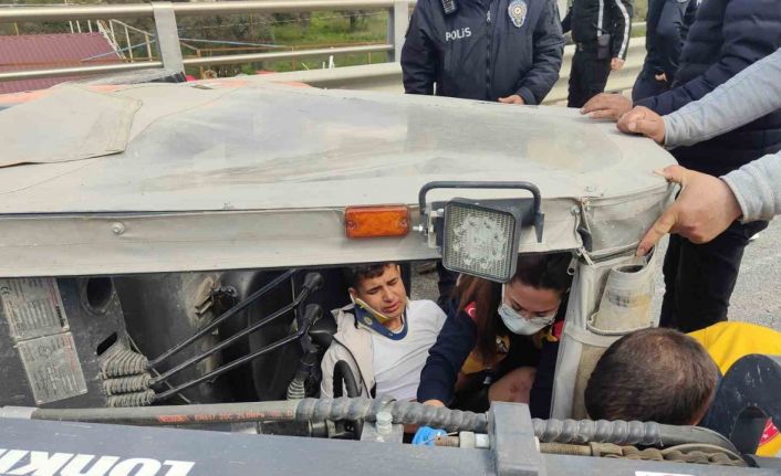 Devrilen forkliftin altında kalan işçi yaralandı
