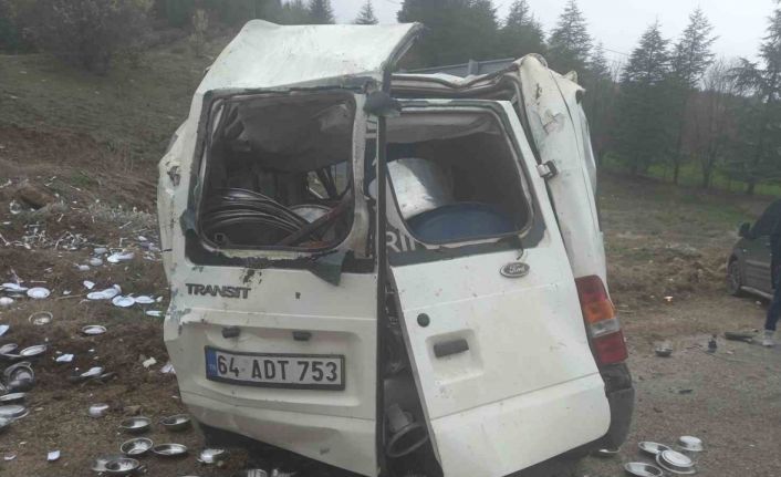 Devrilen minibüste 3 kişi yaralandı