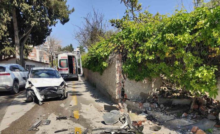 Direksiyon hakimiyetini kaybeden sürücü bahçe duvarına çarptı