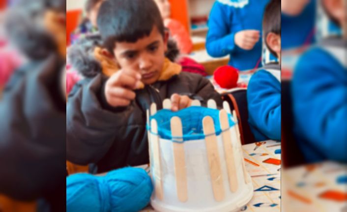 Diyadin’de minik öğrenciler yoğurt kovalarından atkı örüyor
