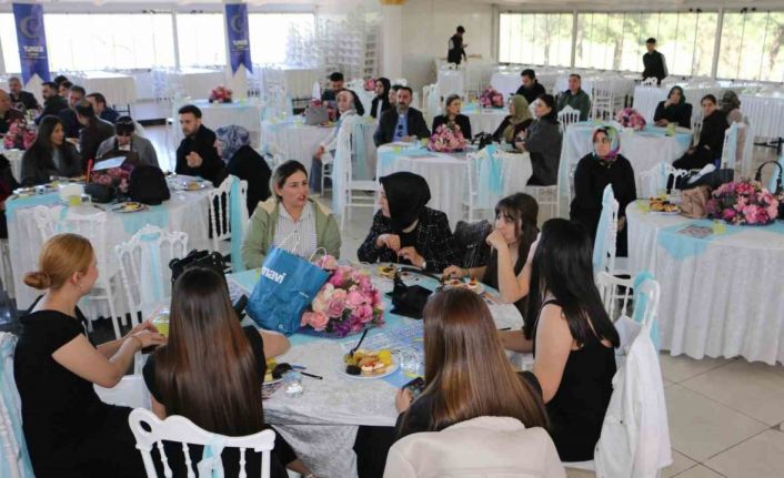 Diyarbakır’da hayırseverler destek çıktıkları öğrencilerle bir araya geldi