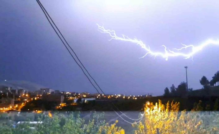 Diyarbakır’da şimşekler geceyi aydınlattı