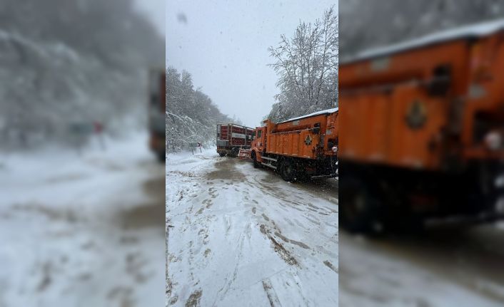 Doğalgaz tüpleri yüklü tır kaydı, yol ulaşıma kapandı