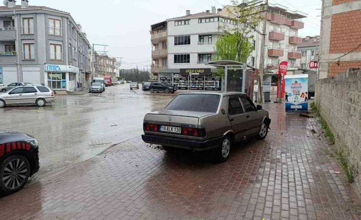 ’Dur’ ihtarına uymayan ehliyetsiz sürücü durağa çarptı