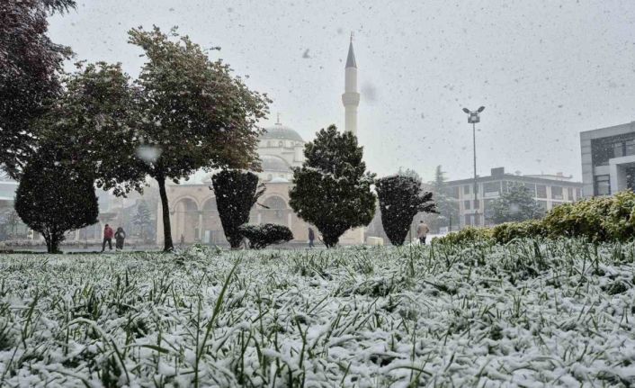 Düzce’de kent merkezi beyaza büründü