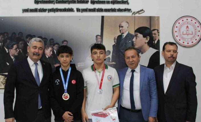 Efeler’de şampiyon öğrenciler ödüllendirildi