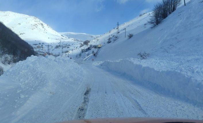 Eğribel Tüneli girişinde çığ nedeniyle ulaşım aksadı
