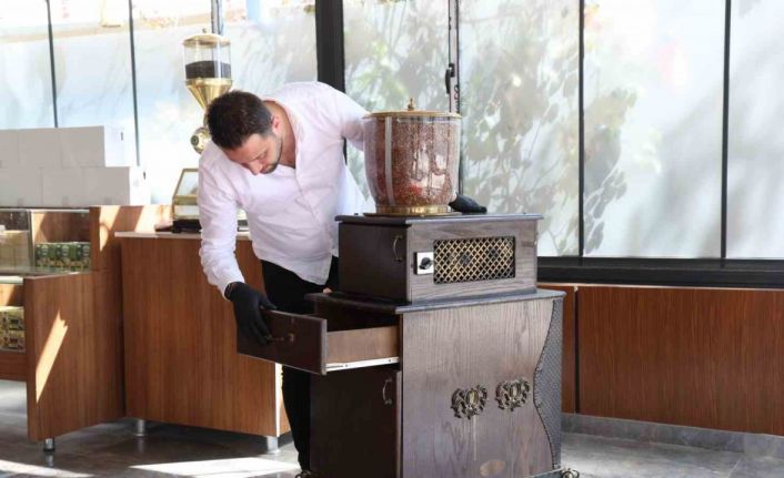 Elazığ’da 100 yıllık kahve makinesi dikkat çekiyor