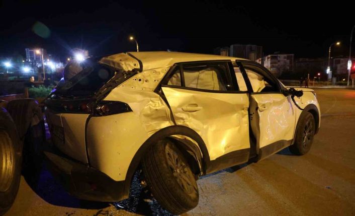 Elazığda tır ile otomobil çarpıştı: 4 yaralı