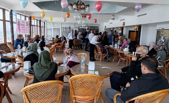 Elazığ’da üniversite öğrencileri kanser hastalarına moral verdi