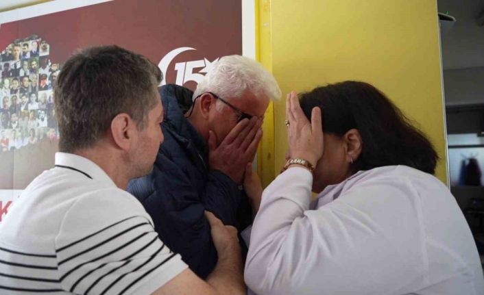 Emekliye ayrılan öğretmene duygusal veda: Gözyaşlarına hakim olamadı