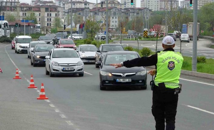 Emniyetten bayram dönüşüne geçen sürücülere bilgilendirme ve uyarı