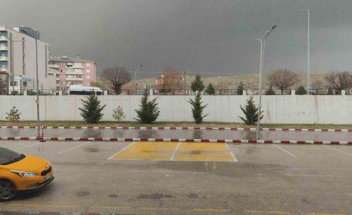 Erciş’te dolu yağışı etkili oldu