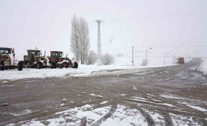 Erzincan’ın yüksek kesimlerinde kar yağışı aralıklı sürüyor