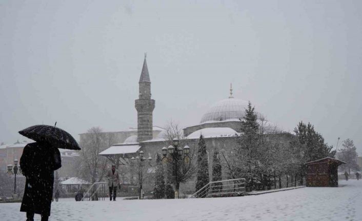 Erzurum’da kar yağışı etkili oluyor