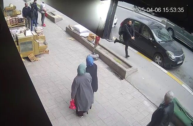 Esenyurt’ta sokak ortasında kurşun yağdıran zanlının kaçışı kamerada