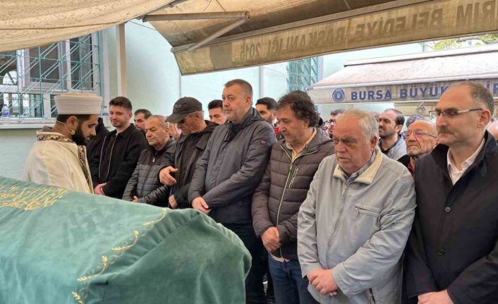 Eşi ve oğlunun yanına defnedildi