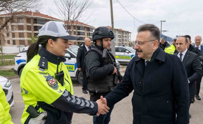 Eskişehir Valisi Hüseyin Aksoy Polis Uygulama Noktasını ziyaret etti