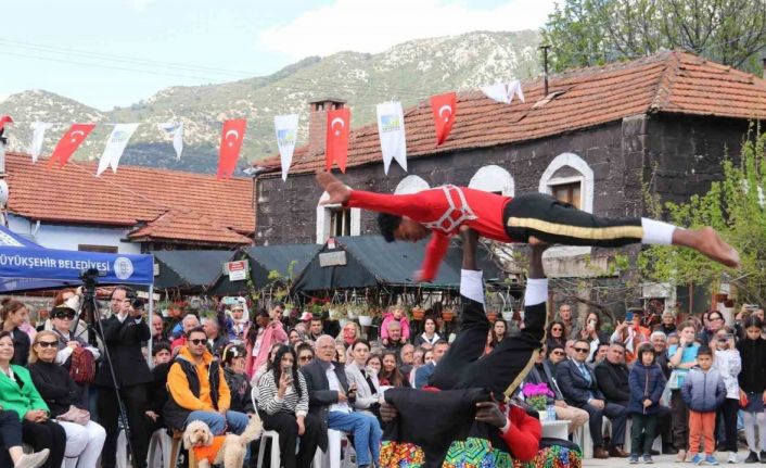 Etiyopya Akrobasi Grubu Yeşilüzümlü Festivali’nde nefes kesti