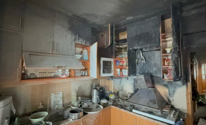Ev yangınında anne ve 3 çocuğu dumandan etkilendi