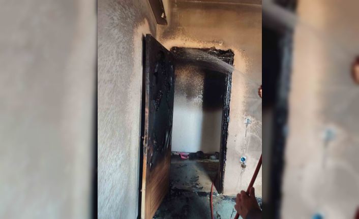 Evde çıkan yangında eşyalar kullanılamaz hale geldi