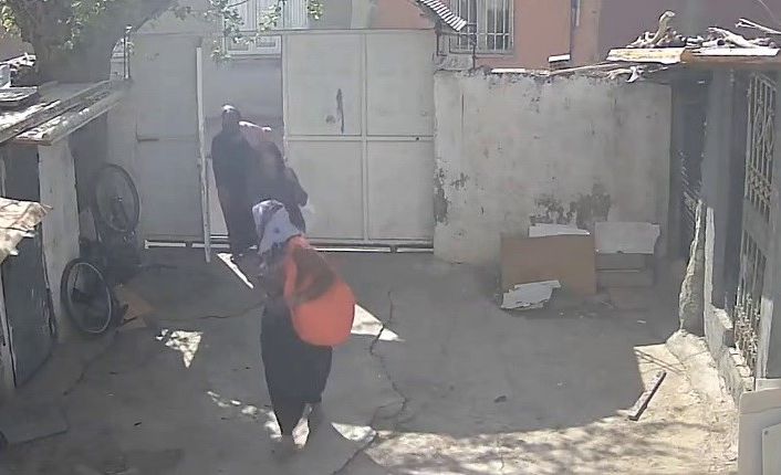 Eve giren kadın şahıslar, altınlarla kayıplara karıştı