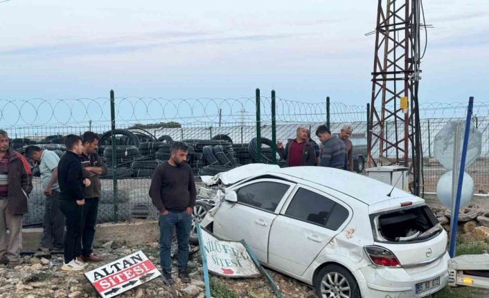Feci kaza kamerada: Hızla gelen otomobil dönen kamyonete çarptı