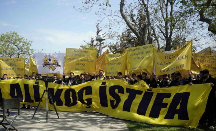Fenerbahçe Divan Toplantısı sırasında bir grup taraftardan yönetime tepki
