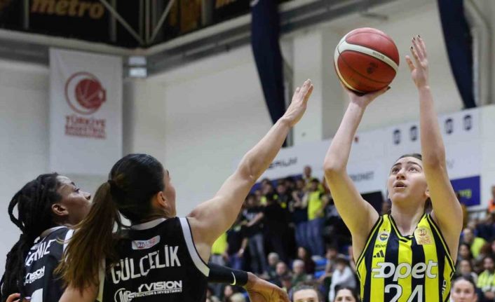 Fenerbahçe Opet, yarı final serisinde 1-0 öne geçti