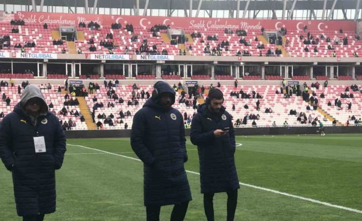 Fenerbahçeli futbolcular ve Jose Mourinho’dan zemin kontrolü