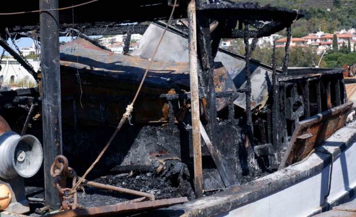 Foça’da balıkçı barınağında yangın: 3 tekne hasar gördü