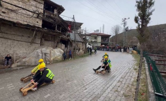 Fren yok, heyecan çok, geleneksel tahta araba yarışı nefesleri kesti