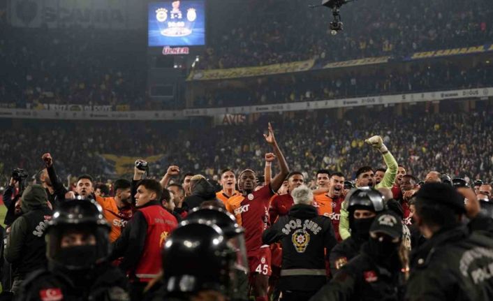 Galatasaray, derbi galibiyetini taraftarıyla kutladı