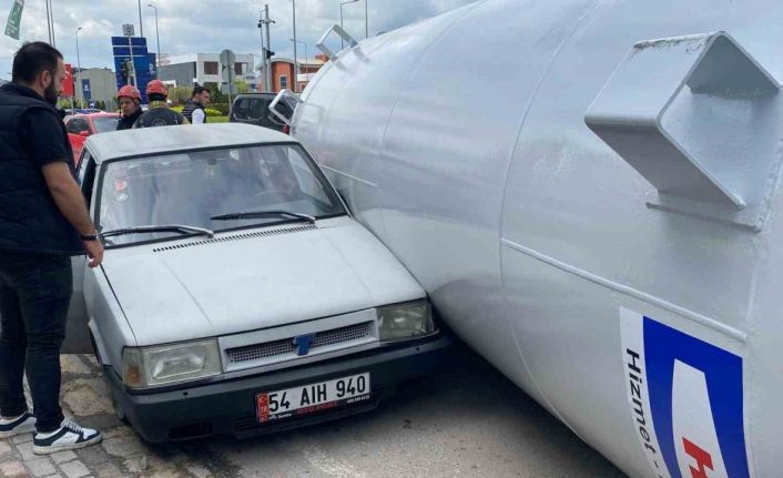 Gaz tankeri yola düştü, iki otomobile çarptı