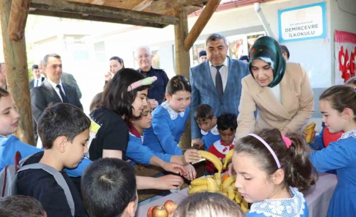 quot;Gelenekten Geleceğe Sağlıklı Nesillerquot; projesiyle öğrencilere meyve desteği