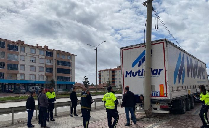 Geri manevra yapan tır direğe çarptı, kaza anı kamerada