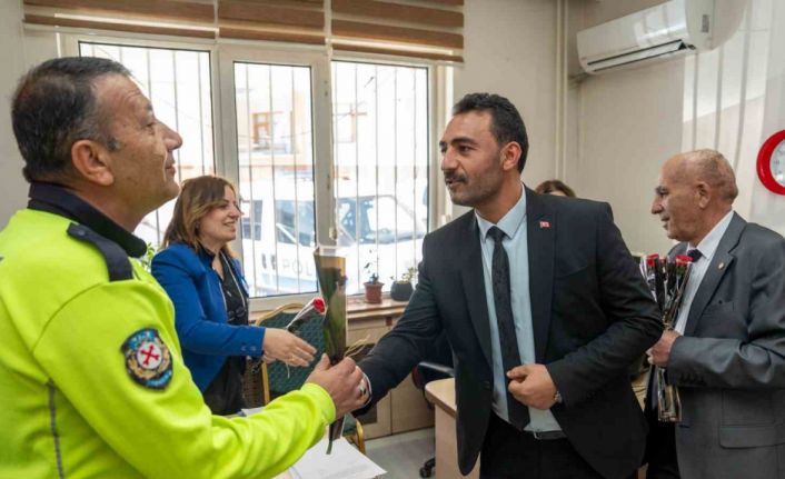 Gölbaşı Belediyesi polislere çiçek dağıttı