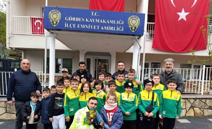 Gördesli minik futbolculardan emniyete ziyaret