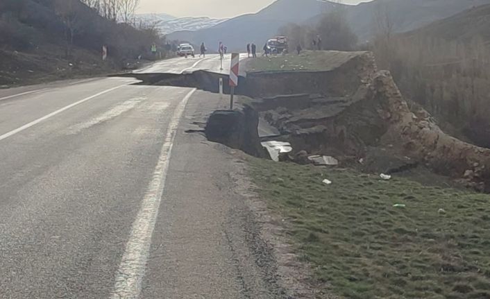 Gümüşhane-Erzincan karayolunda heyelan