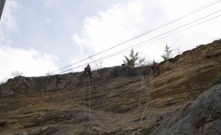 Gümüşhane’de heyelanlı bölgede temizleme çalışmaları tamamlandı